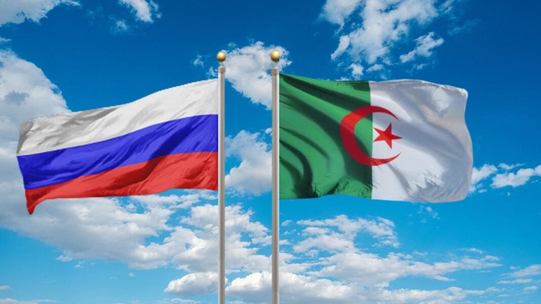 Drapeaux de la Russie et de l'Algérie flottant dans le ciel.