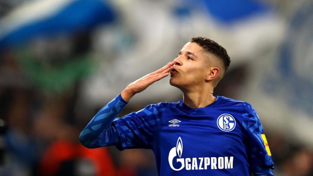 Amine Harit en maillot de Schalke 04 lors d'un match de football.