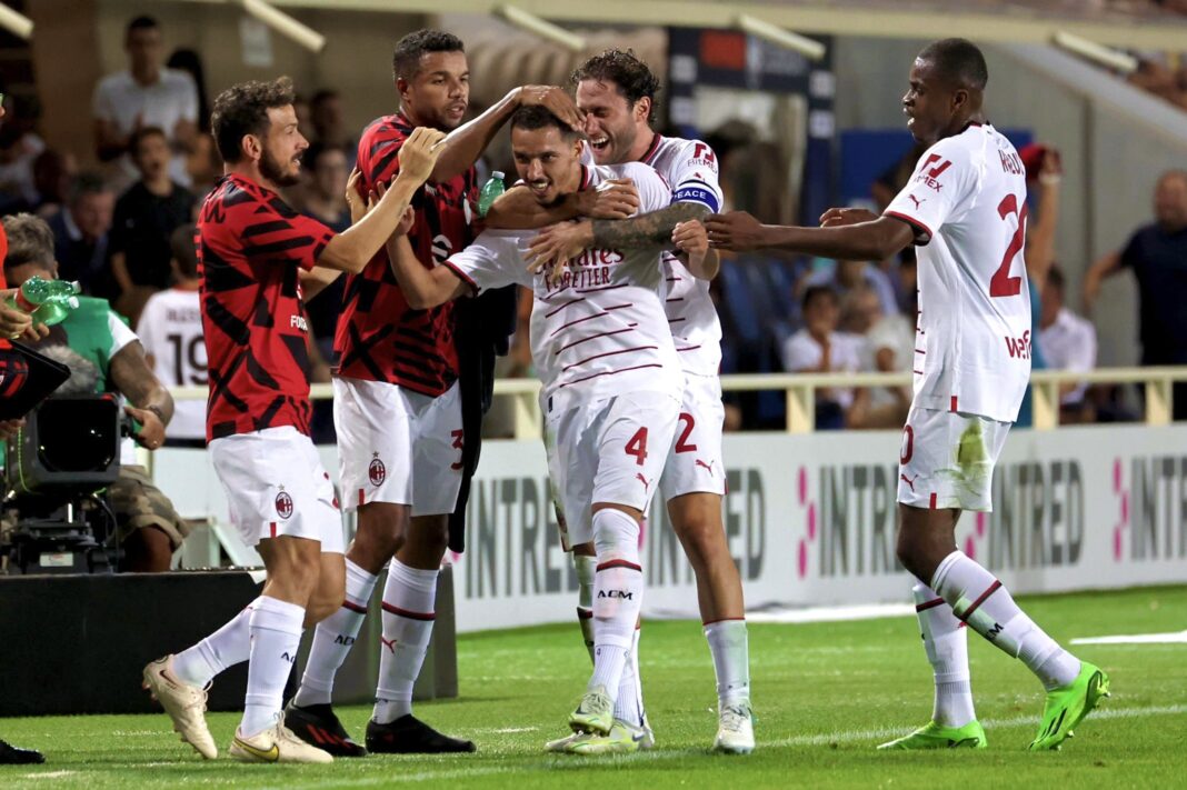Joueurs de Milan AC célébrant un but lors d'un match de Serie A.
