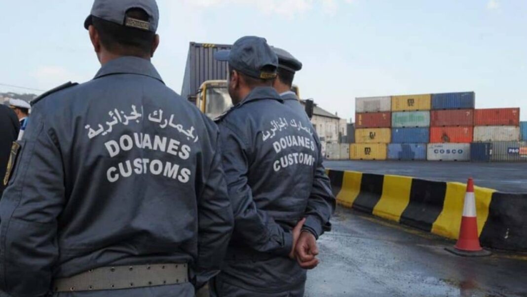 Agents de la douane algérienne lors d'une saisie au port d'Alger.