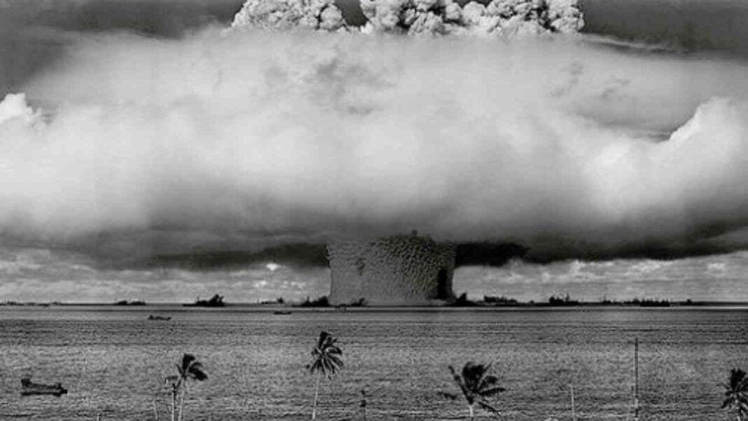 Nuage de explosion nucléaire en noir et blanc.