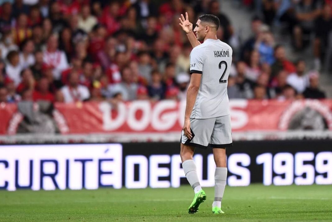 Hakimi, joueur du PSG, saluant le public sur le terrain.