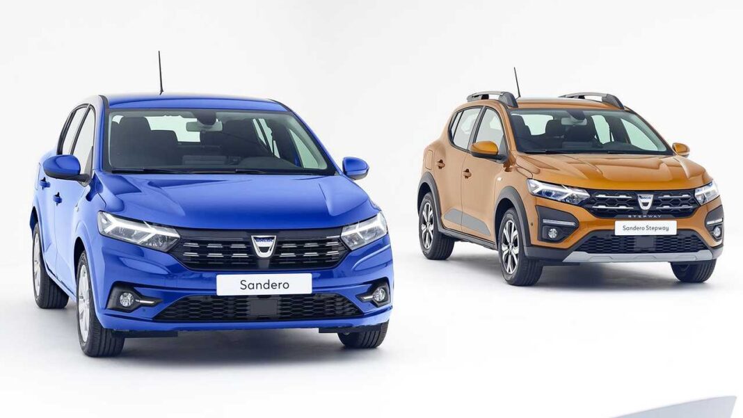 Deux Dacia Sandero 2023, modèle moderne, en couleur bleue et orange.