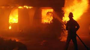 Pompiers combattant un incendie majeur au marché de Sétif.