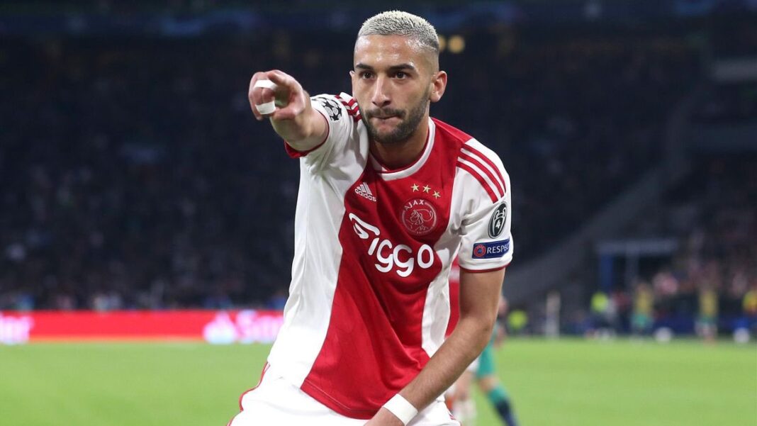 Hakim Ziyech en action lors d'un match de football avec l'Ajax.