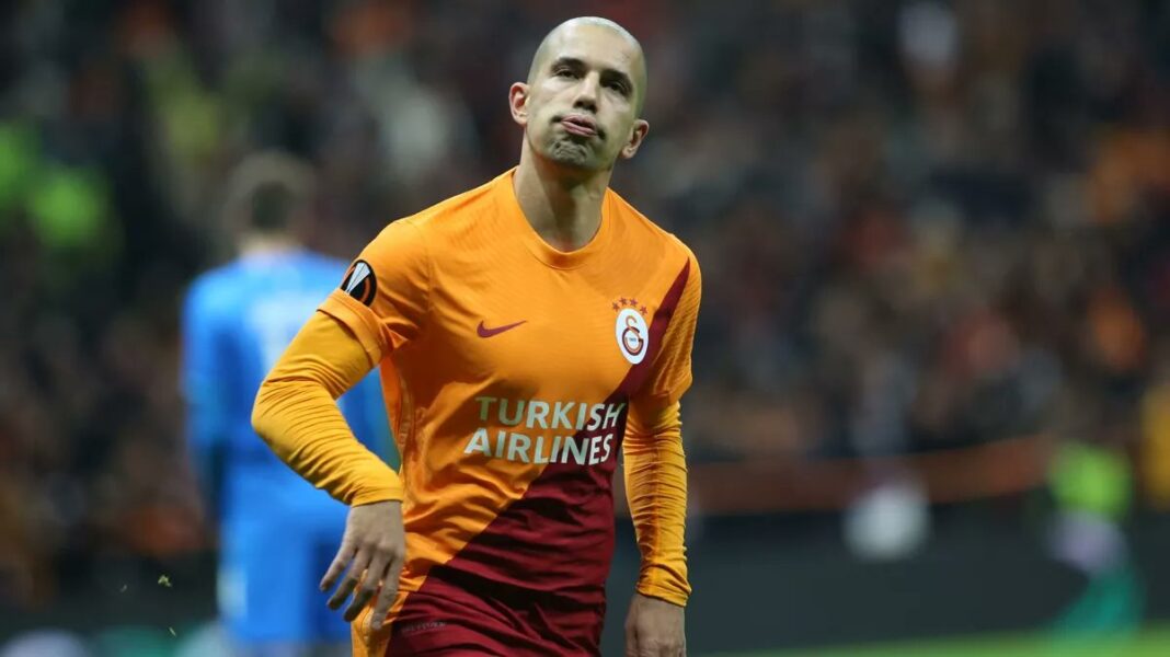 Feghouli joueur de football en action pour Galatasaray.