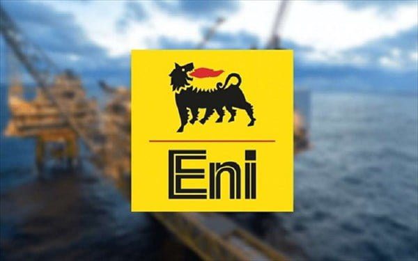 Logo d'Eni avec lion et flamme rouge sur fond de mer.