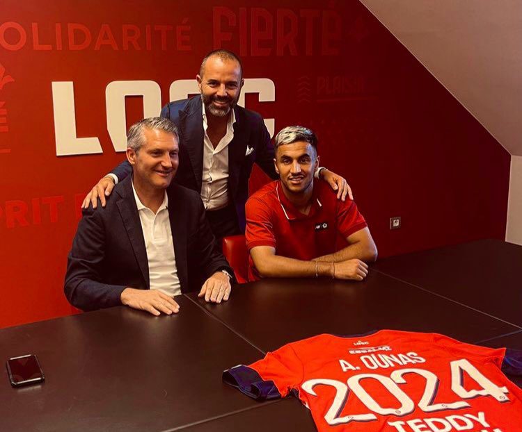 Adam Ounas signe avec le LOSC lors d'une cérémonie officielle.