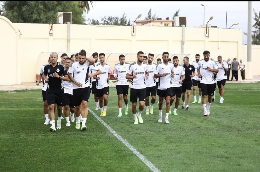 L'équipe nationale algérienne de football s'entraîne à Oran.