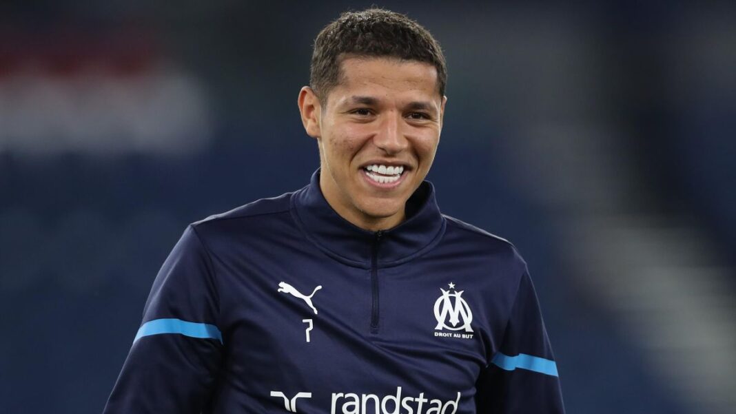 Joueur de football souriant en tenue Olympique de Marseille.