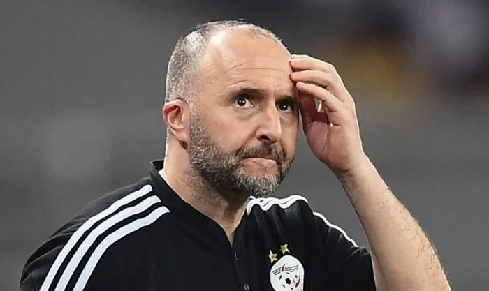 Entraîneur algérien avec expression préoccupée lors d'un match.