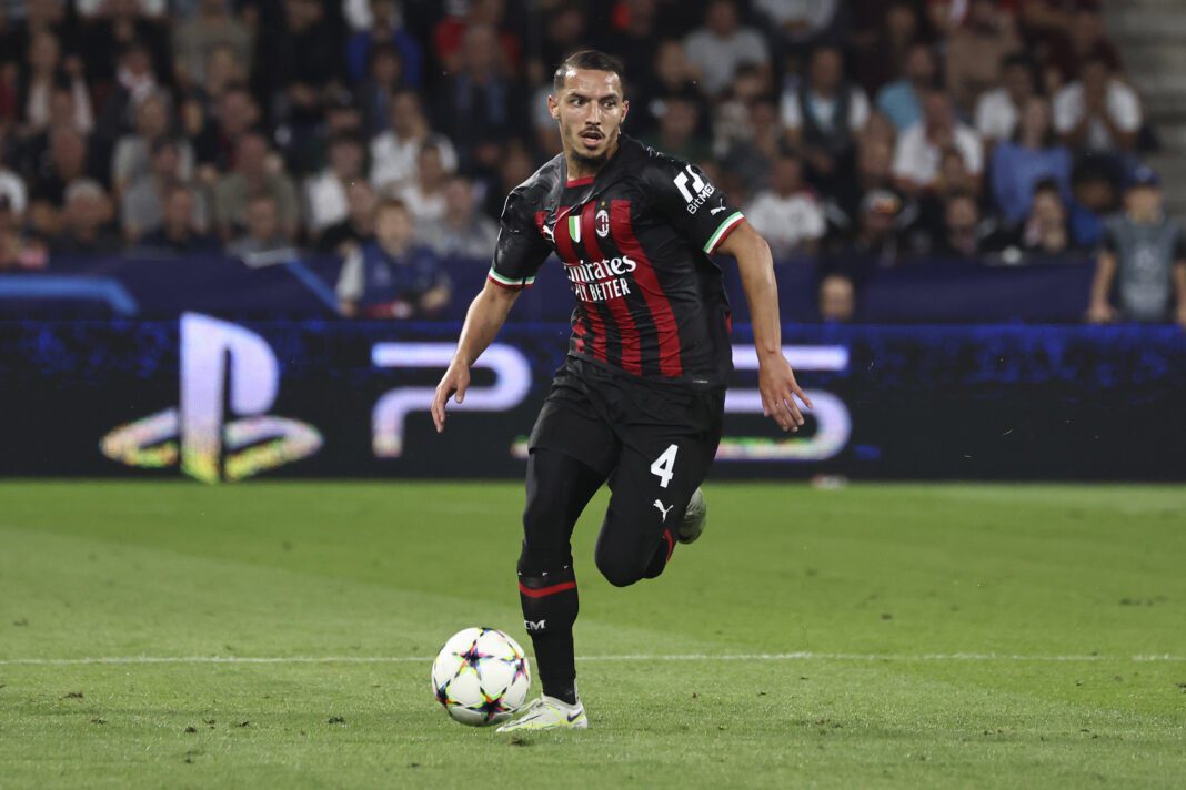 Bennacer en action lors d'un match UEFA avec le maillot de l'AC Milan.