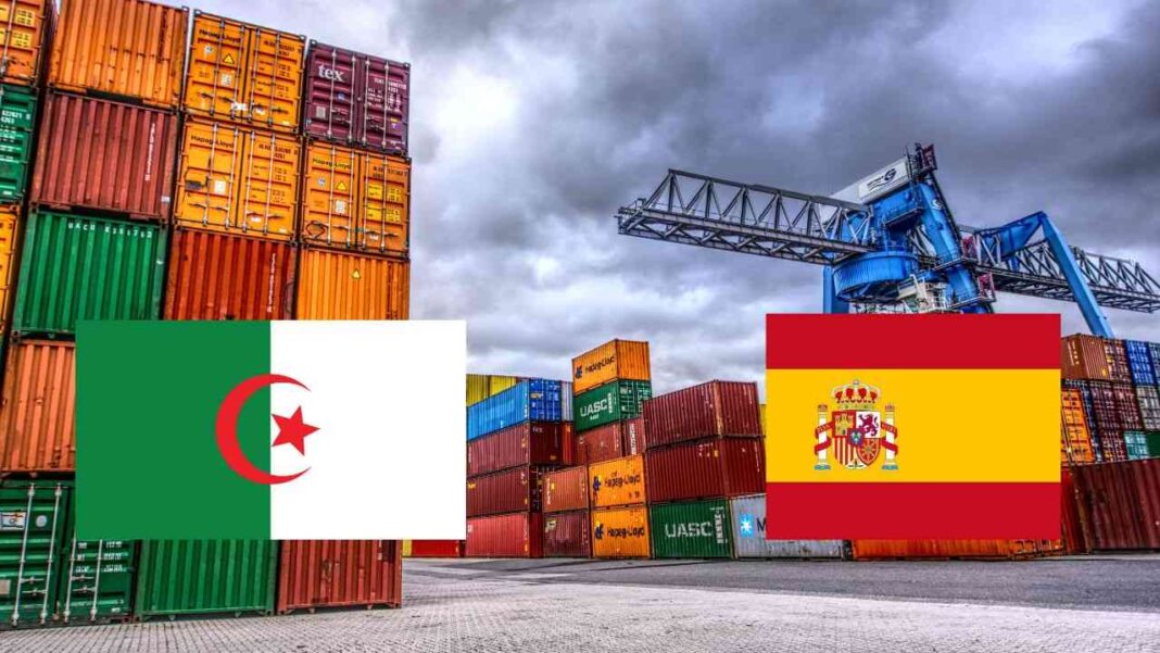 Conteneurs de fret avec drapeaux d'Algérie et d'Espagne.