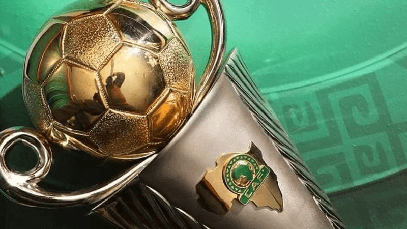 Trophée de football CAF en or avec un ballon doré.