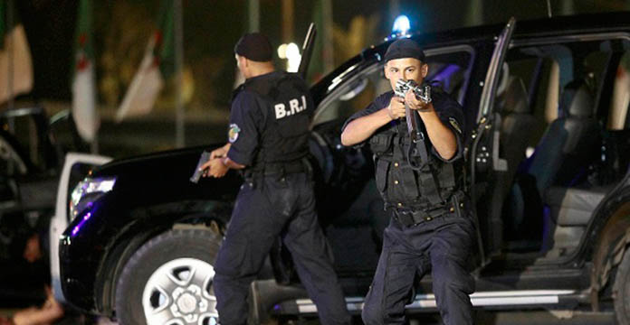 Intervention policière à Tlemcen Policiers en action lors d'une opération à Tlemcen.