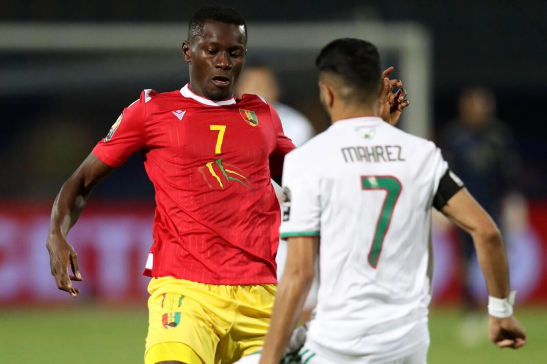 Joueur algérien portant le numéro 7 lors d'un match contre la Guinée.