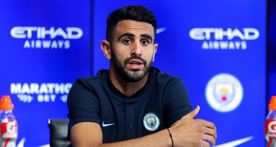 Riyad Mahrez lors d'une conférence de presse avec Manchester City.