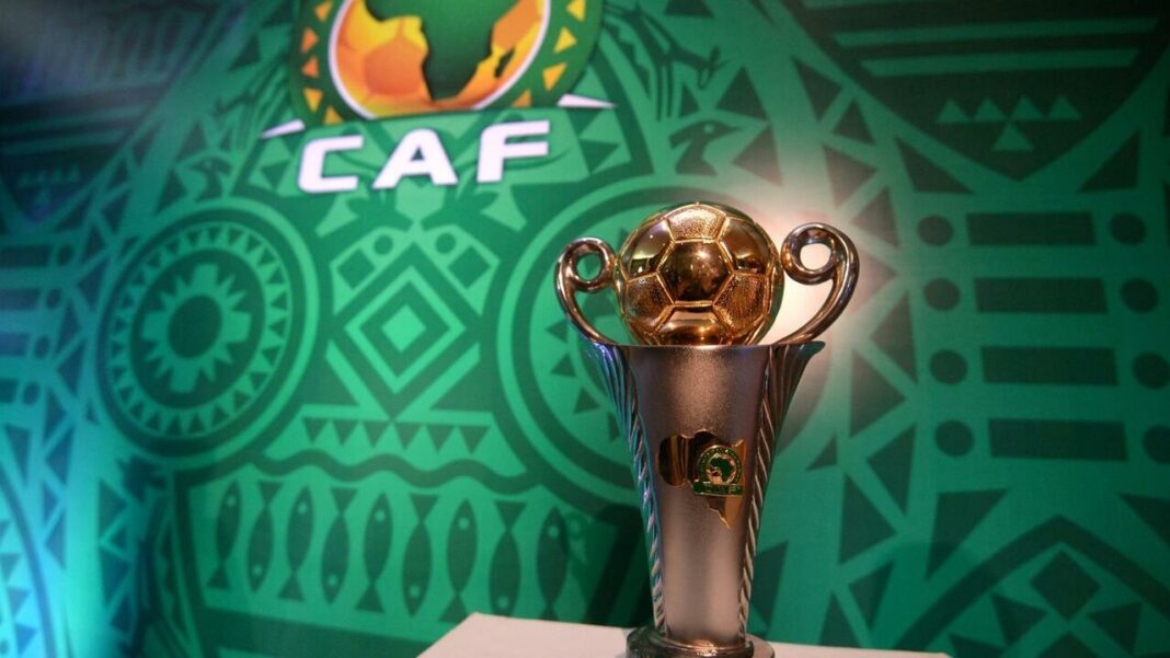Trophée de la Coupe CAF avec un ballon de football doré.