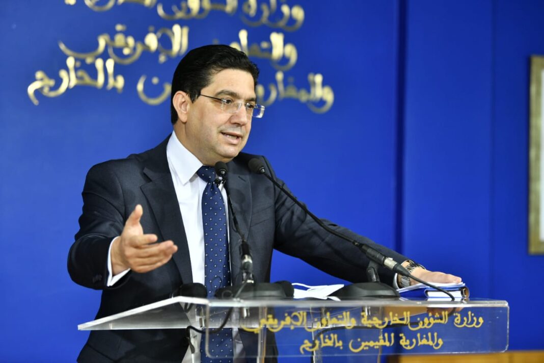 Nasser Bourita, chef de la diplomatie marocaine, s'exprime lors d'une conférence à Alger.