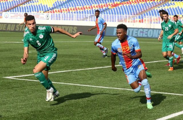 Joueurs de football en action lors d'un match Algérie-Tunisie.