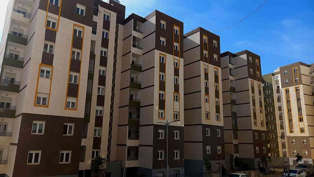 Complexe résidentiel moderne en Algérie avec plusieurs étages.