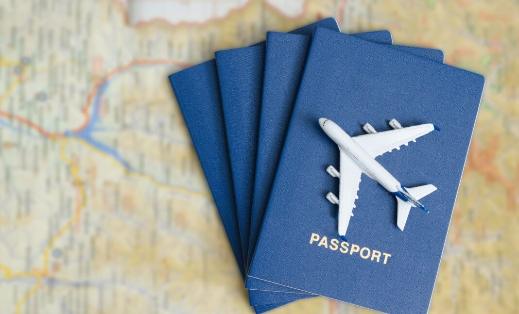 Passeports et modèle d'avion sur une carte géographique.
