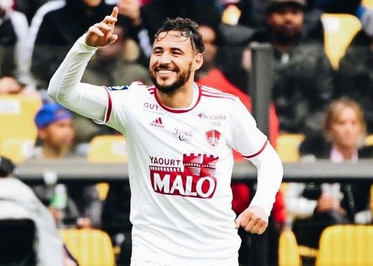 Belaïli souriant lors de ses premiers matchs à Ajaccio face à Troyes.