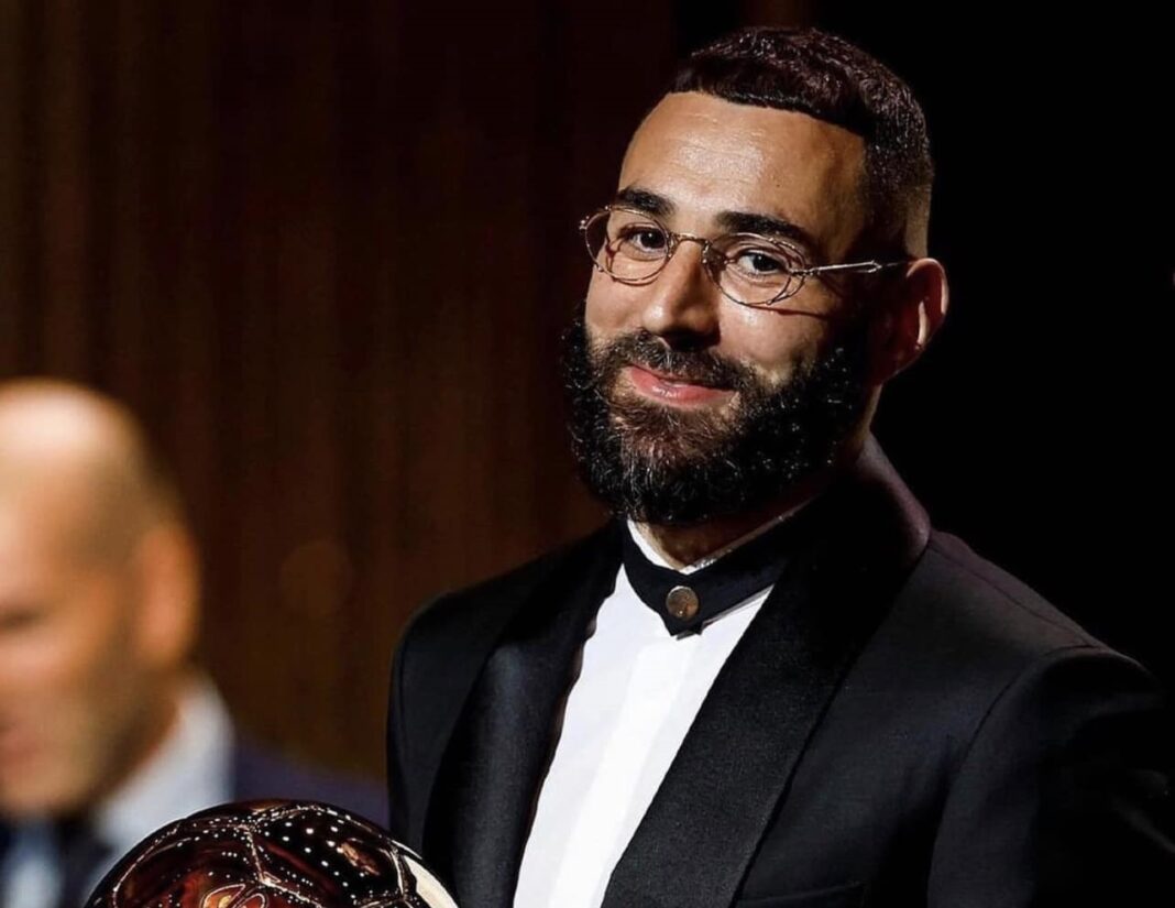 Karim Benzema avec le Ballon d'Or 2022, sourire et élégance.