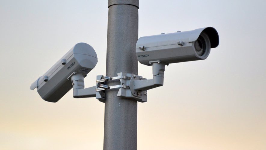 Caméras de sécurité installées sur un poteau en Algérie.