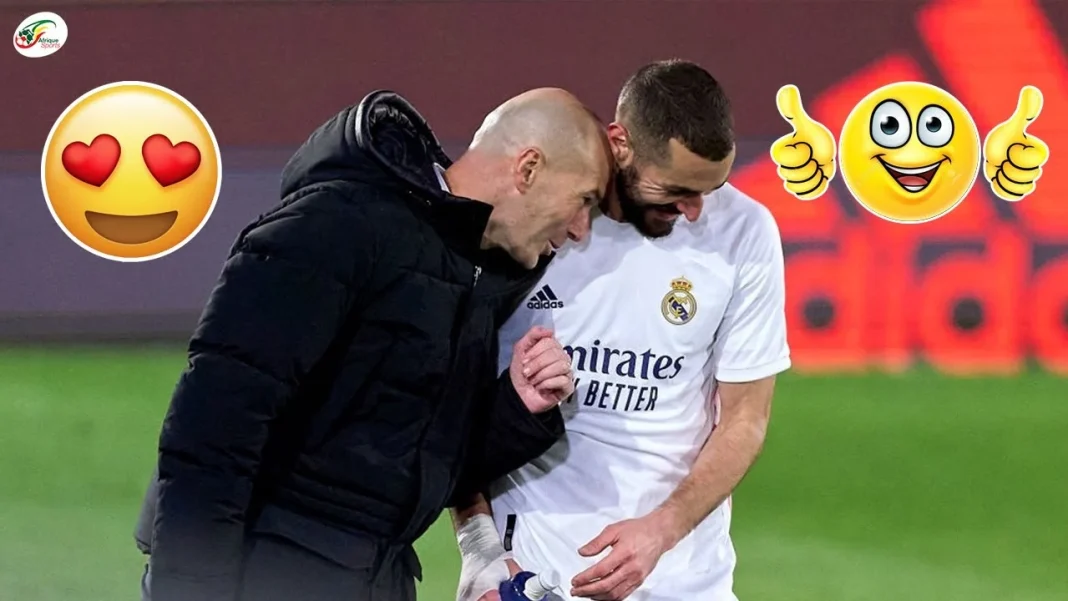 Zidane et Benzema en célébration Zidane félicite Benzema après une victoire importante.