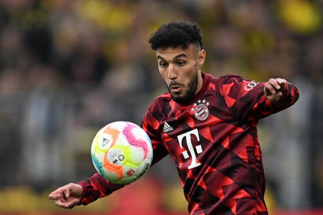 Mazraoui du Bayern en train de jouer au football avec un ballon.