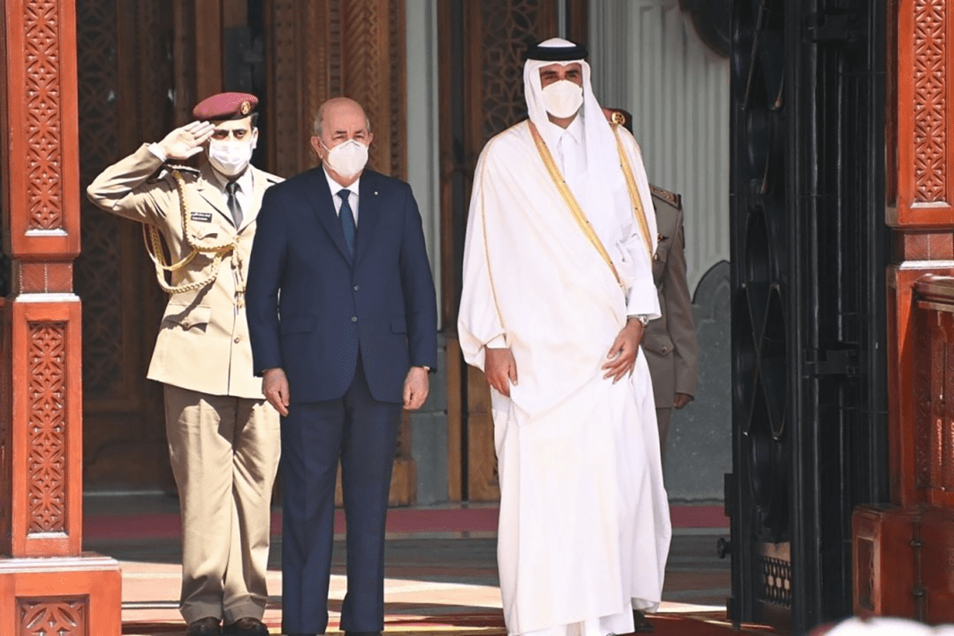 Le président Tebboune et un dignitaire qatari lors d'une cérémonie officielle.