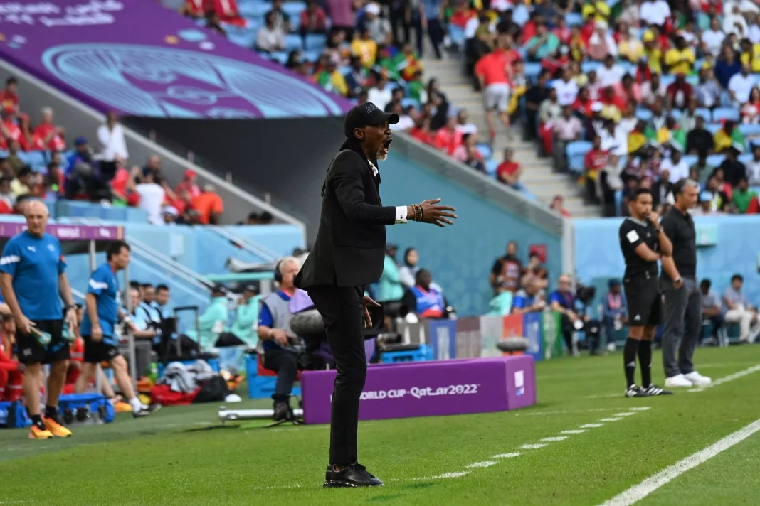 Rigobert Song, entraîneur, sur le bord du terrain lors de la Coupe du Monde 2022.