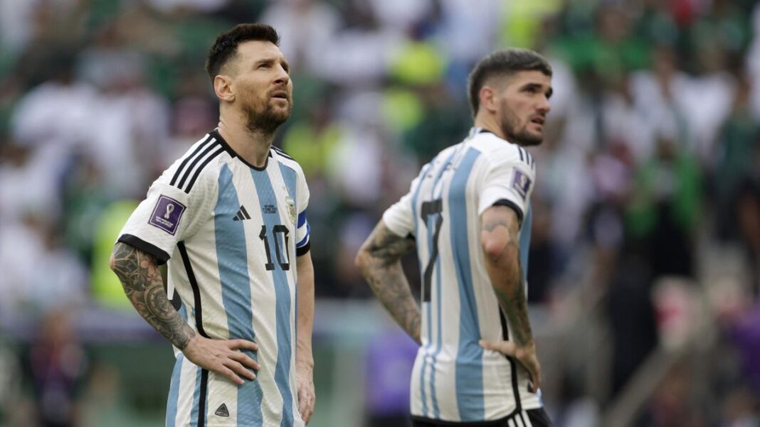 Messi et un coéquipier de l'Argentine lors de la Coupe du Monde.