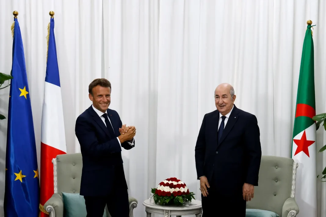 Tebboune et Macron lors d'une rencontre officielle en Algérie.