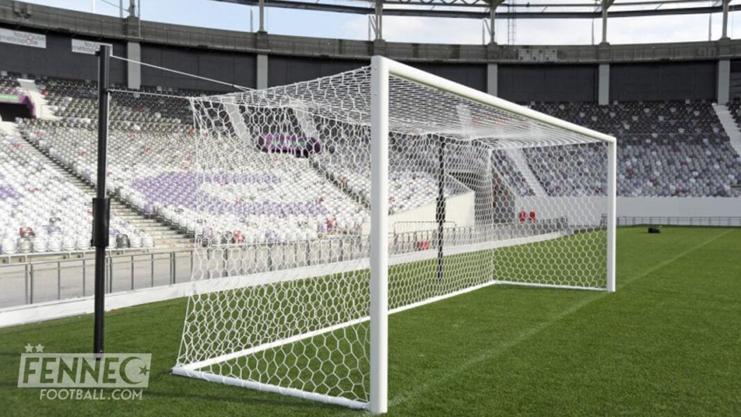 Barre transversale défectueuse dans un stade de football vide.