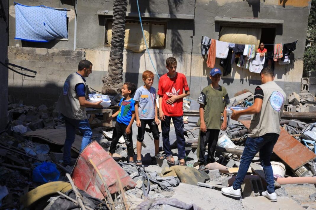 Secours humanitaire en Algérie après un tremblement de terre.