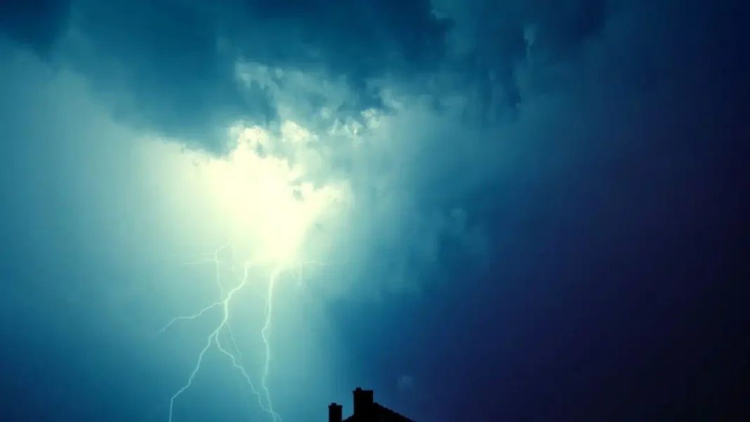 Ciel orageux en Algérie Orage avec éclairs dans un ciel nuageux en Algérie.