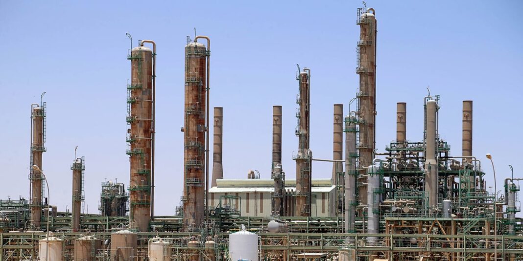 Usine pétrolière en Algérie avec plusieurs tours de distillation.
