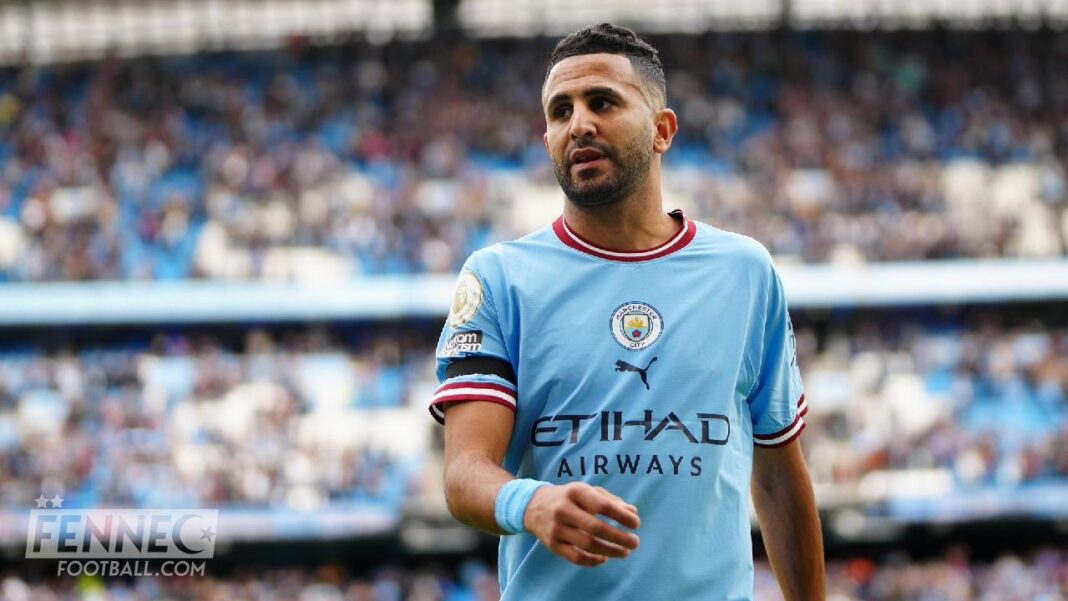 Riyad Mahrez en maillot de Manchester City sur le terrain.