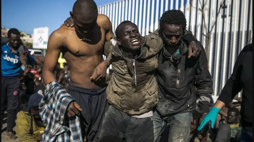 Migrants africains lors d'une expulsion vers l'Algérie.