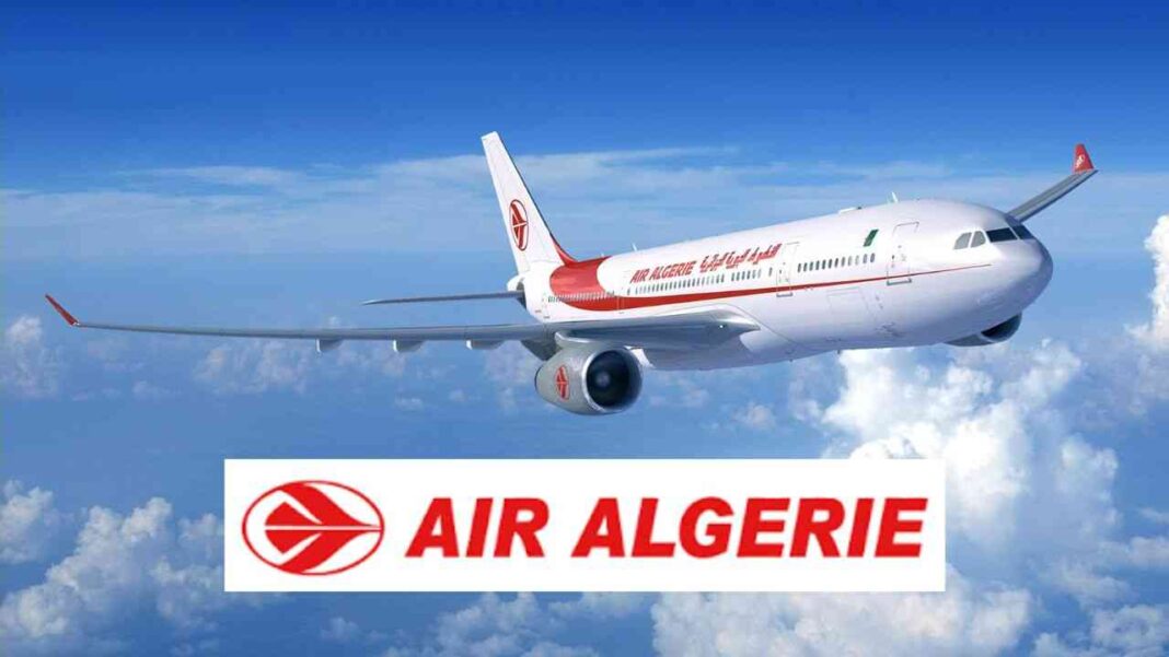 Avion d'Air Algérie volant dans le ciel avec logo visible.