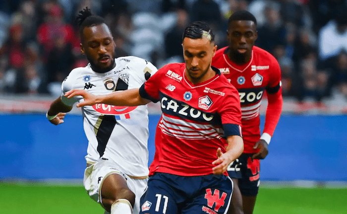 Joueur de Lille en action lors d'un match de football.