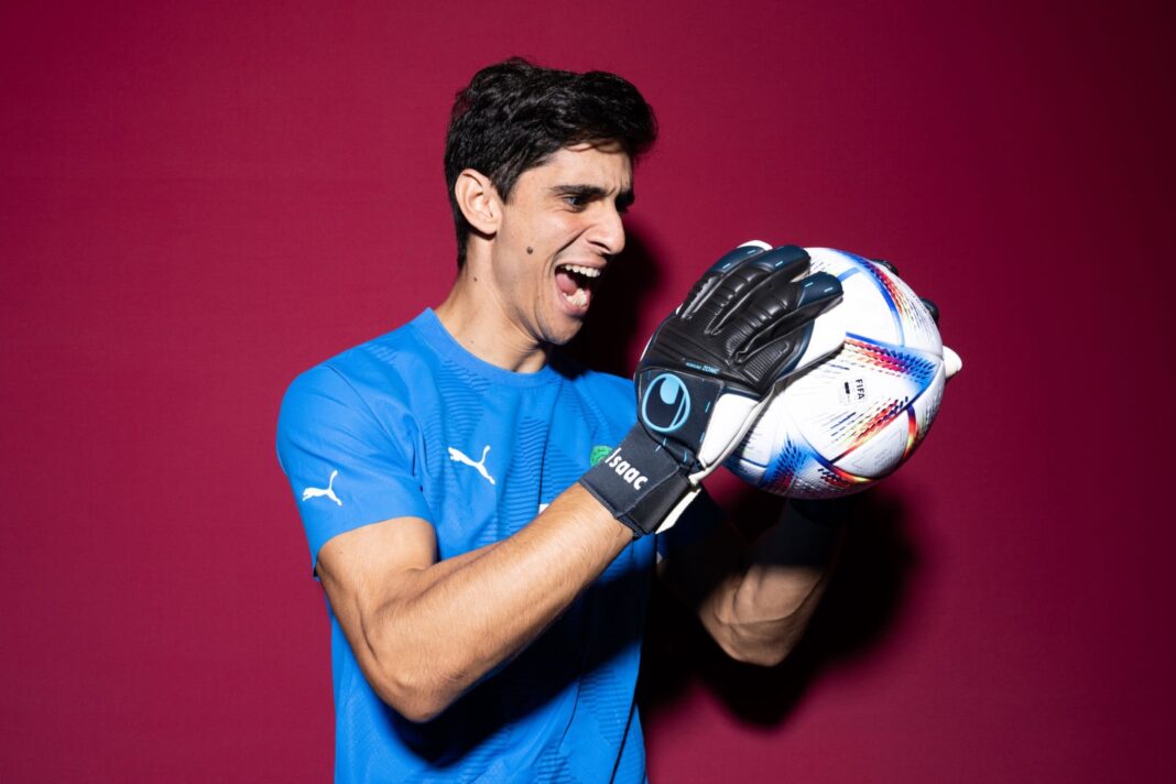 Yassine Bounou, gardien de but marocain, avec un ballon de football.