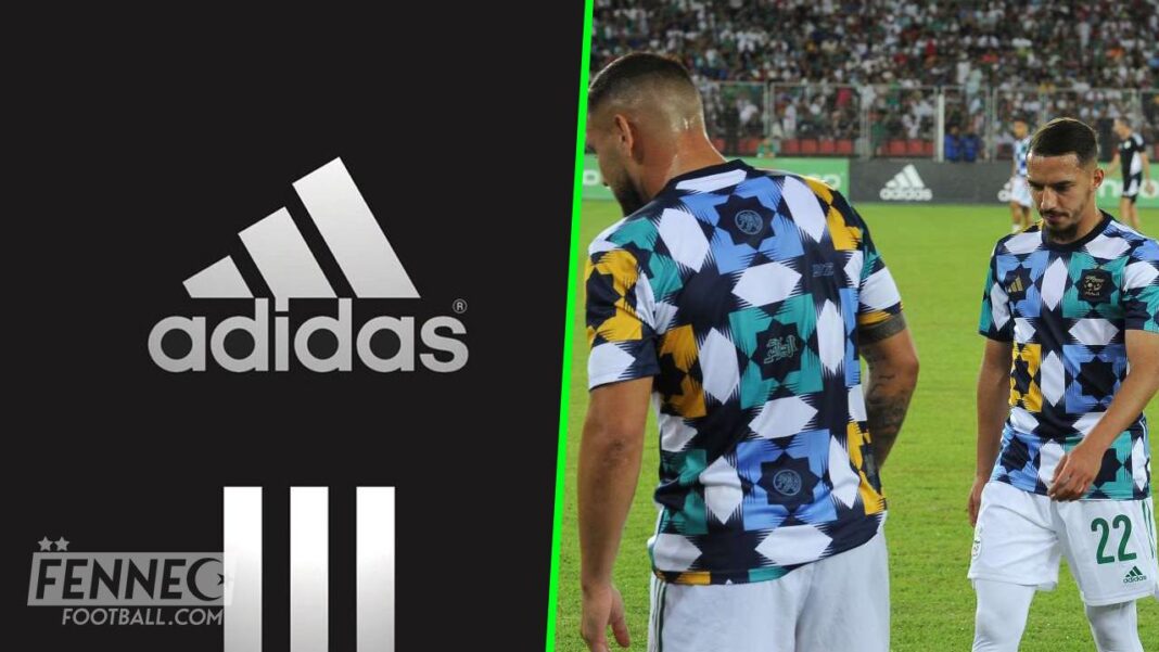 Joueurs de l'équipe d'Algérie en maillot Adidas coloré.