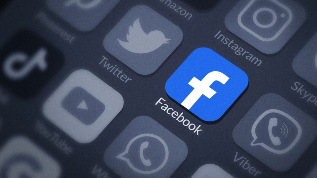Icône Facebook sur smartphone, sécurité des données en question.