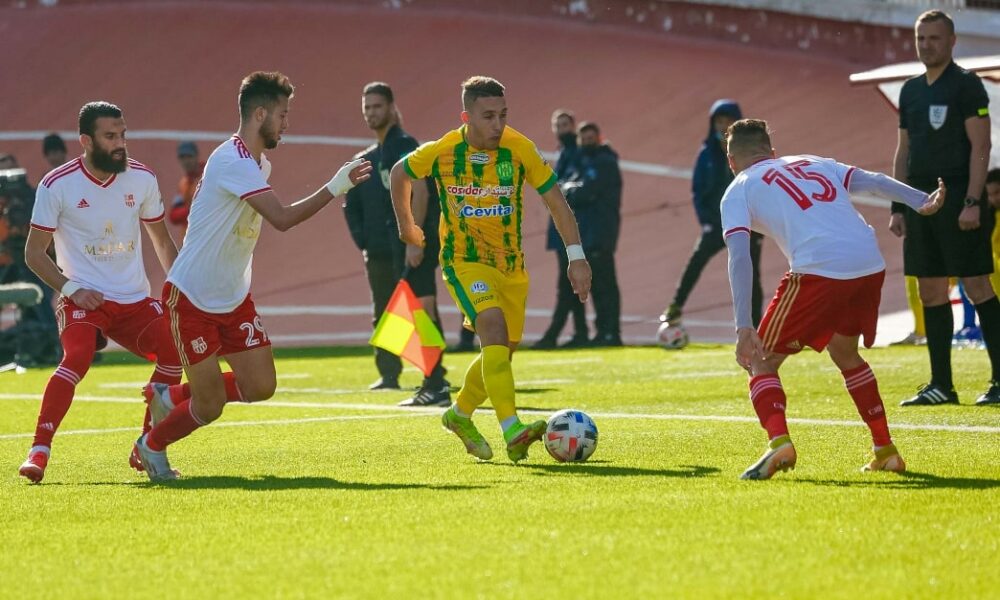 Joueurs de football en action lors d'un match en Algérie.