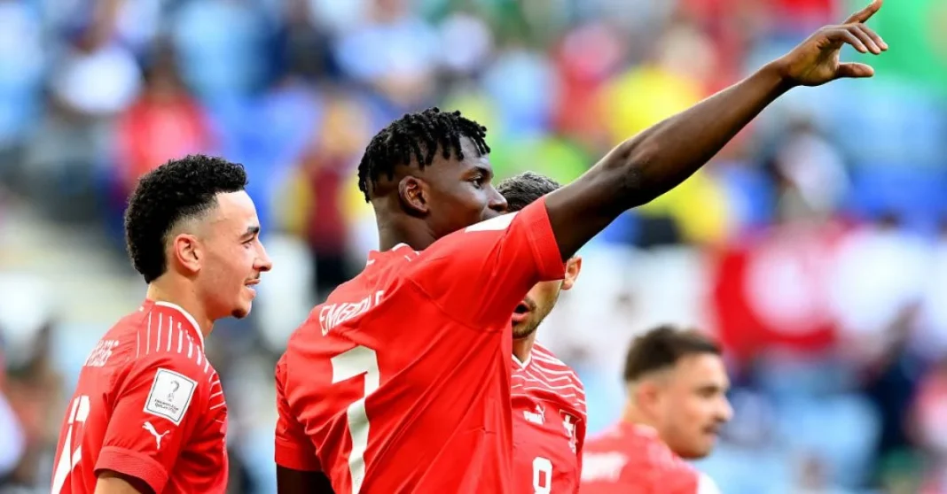 Joueur suisse célébrant la victoire lors de la Coupe du Monde 2022.