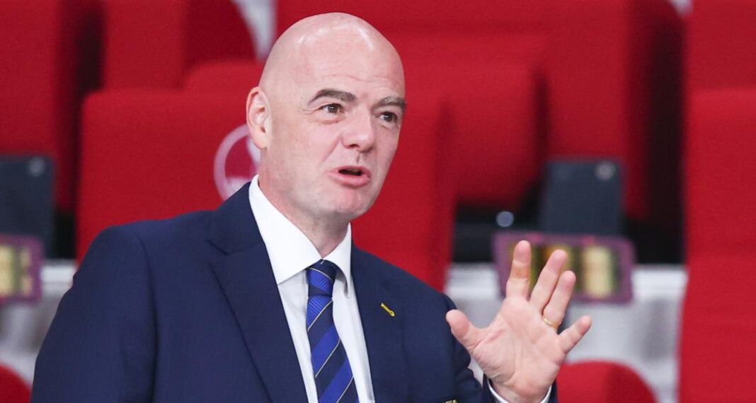 Homme politique parlant lors d'une réunion officielle.