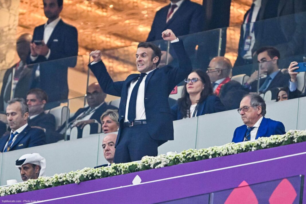 Emmanuel Macron célébrant lors d'un événement sportif en public.